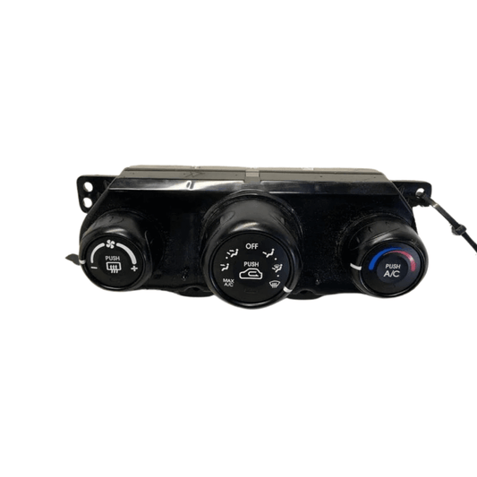 2005-2009 Kia Sportage A/C Heater Temperature Control Unit OEM, used OEM part, reliable auto parts for comfort and efficiency.